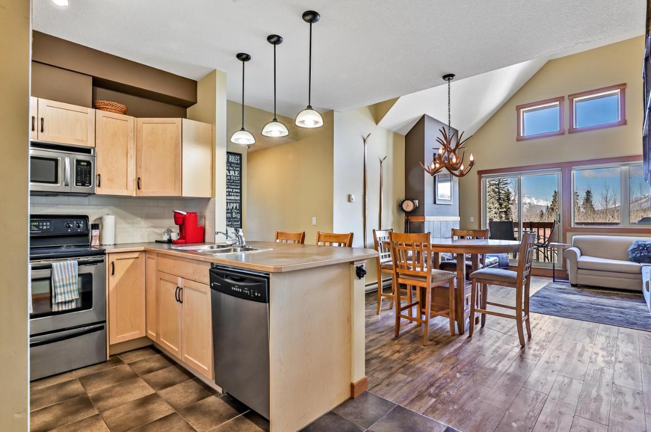 Spectacular Mountain View Corner Unit Pool Hot Tub Park Pass Apartment Canmore Exterior photo